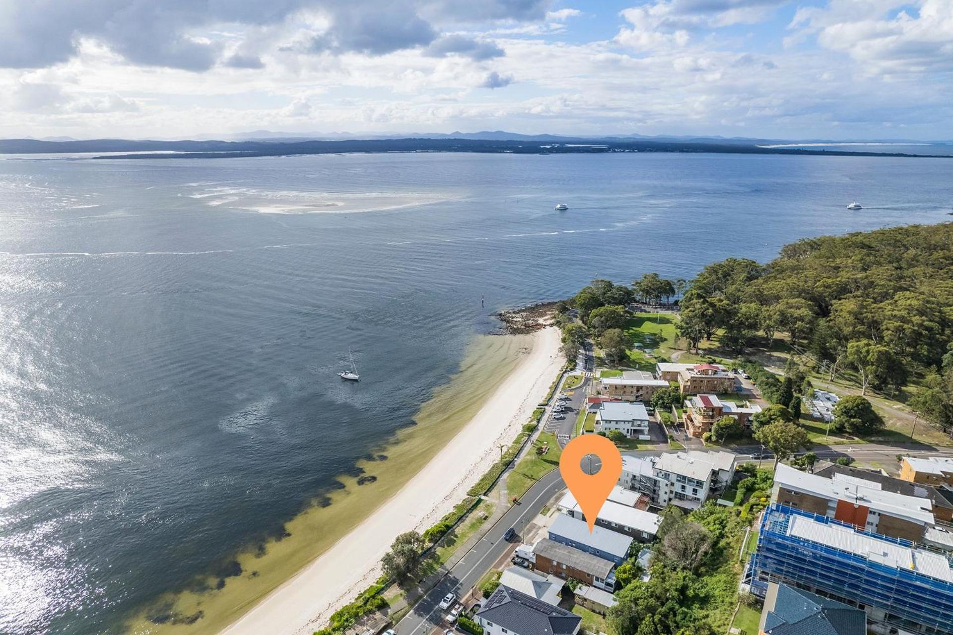 Apartment Bayside Victoria: Waterfront Unit With Air Conditioning